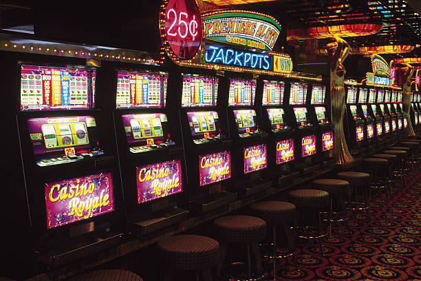 hoki78 login baccarat dealer explaining payout structure to players